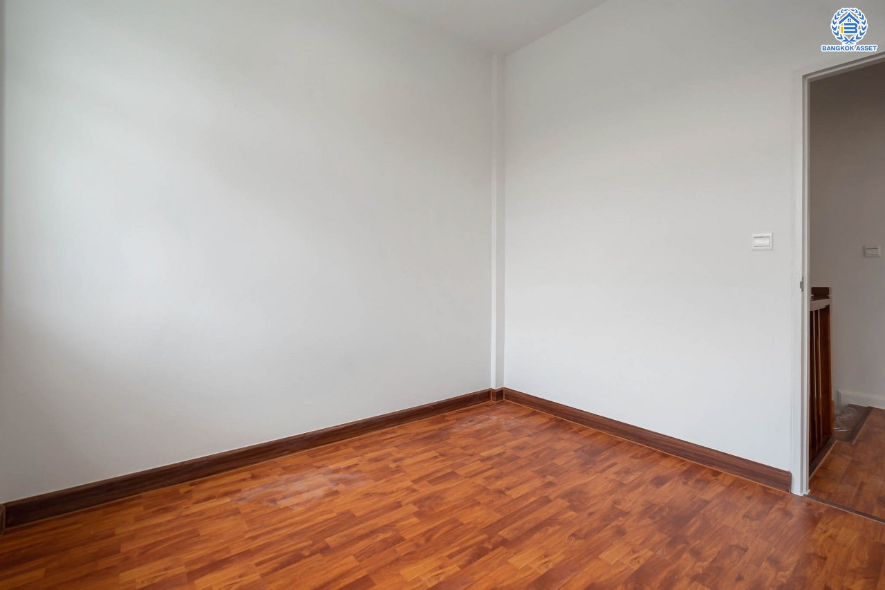 บ้านมือสองนนทบุรี ม.เอดรีม ราชพฤกษ์-ตลิ่งชัน หลังมุม เนื้อที่ 25.9 ตร.ว. ฟังก์ชันจัดเต็ม 3 ห้องนอน 2 ห้องน้ำ จอดรถได้ 1 คัน ตอบโจทย์ทุกการเข้าอยู่ รายล้อมด้วยสิ่งอำนวยความสะดวกมากมาย บนทำเลเดินทางสะดวก ใกล้ทางด่วน "ศรีรัช" และรถไฟฟ้าสายสีแดง "สถานีตลิ่งชัน"